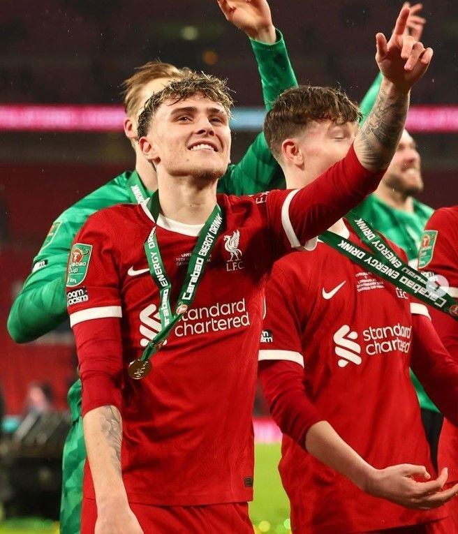 Bobby Clark, 19 anos, celebra vitória da Carabao Cup pelo Liverpool no estádio de Wembley / Reprodução Instagram @bobbyclark