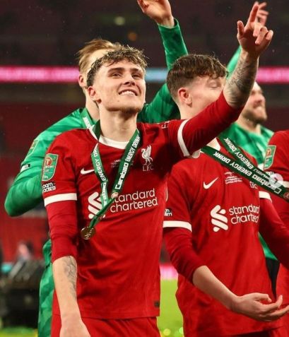 Bobby Clark, 19 anos, celebra vitória da Carabao Cup pelo Liverpool no estádio de Wembley / Reprodução Instagram @bobbyclark