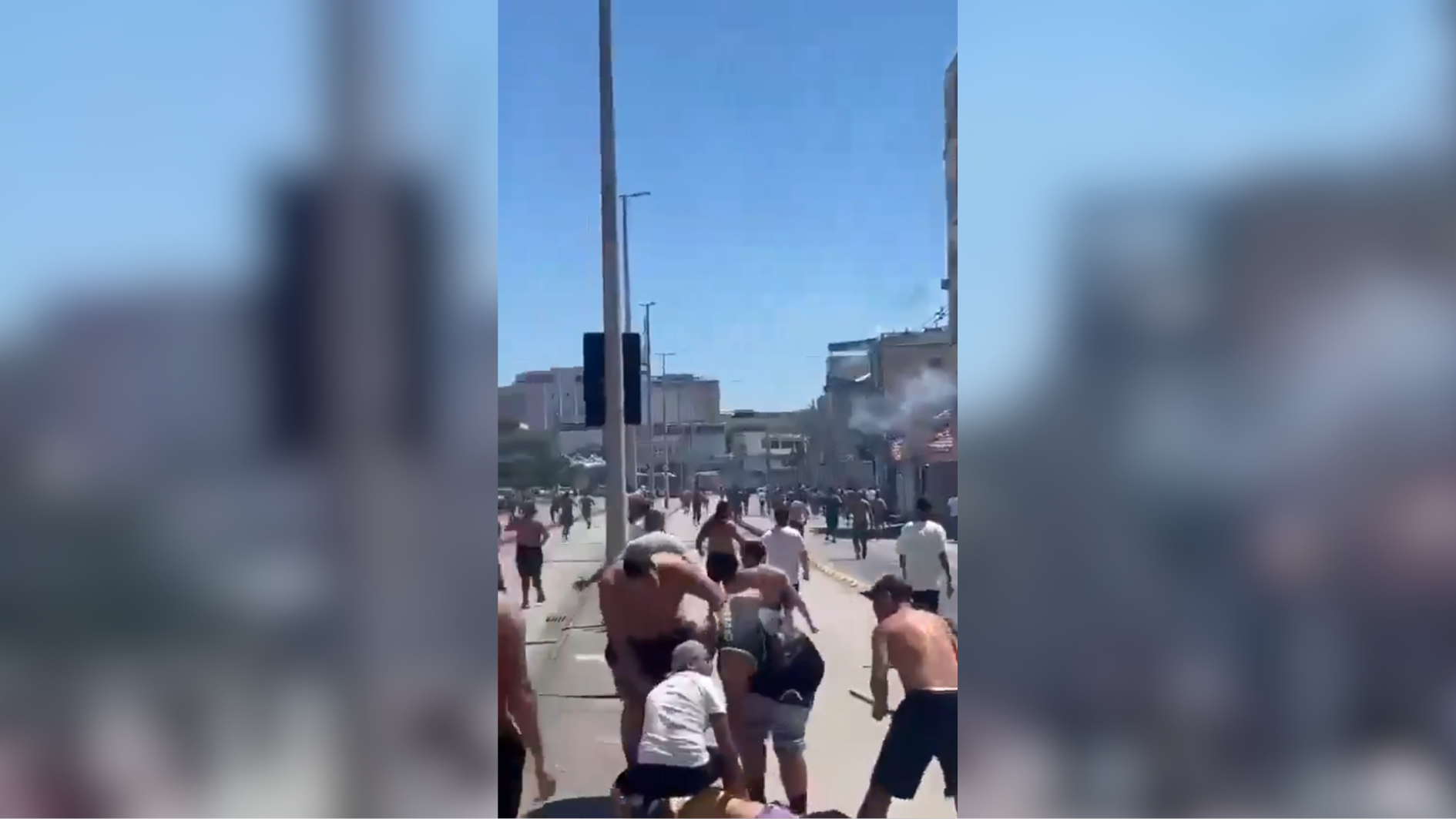 Conflito entre torcidas na Avenida Brás de Pina, próximo a Praça do Carmo.