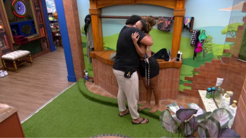 Buda e Pitel se abraçam no banheiro do BBB 24