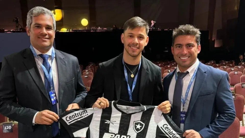 Thairo Arruda, à direita, ao lado de Óscar Romero e Augusto Oliveira, gerente do Botafogo, no sorteio da Libertadores