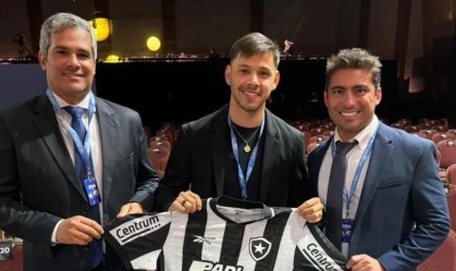 Thairo Arruda, à direita, ao lado de Óscar Romero e Augusto Oliveira, gerente do Botafogo, no sorteio da Libertadores