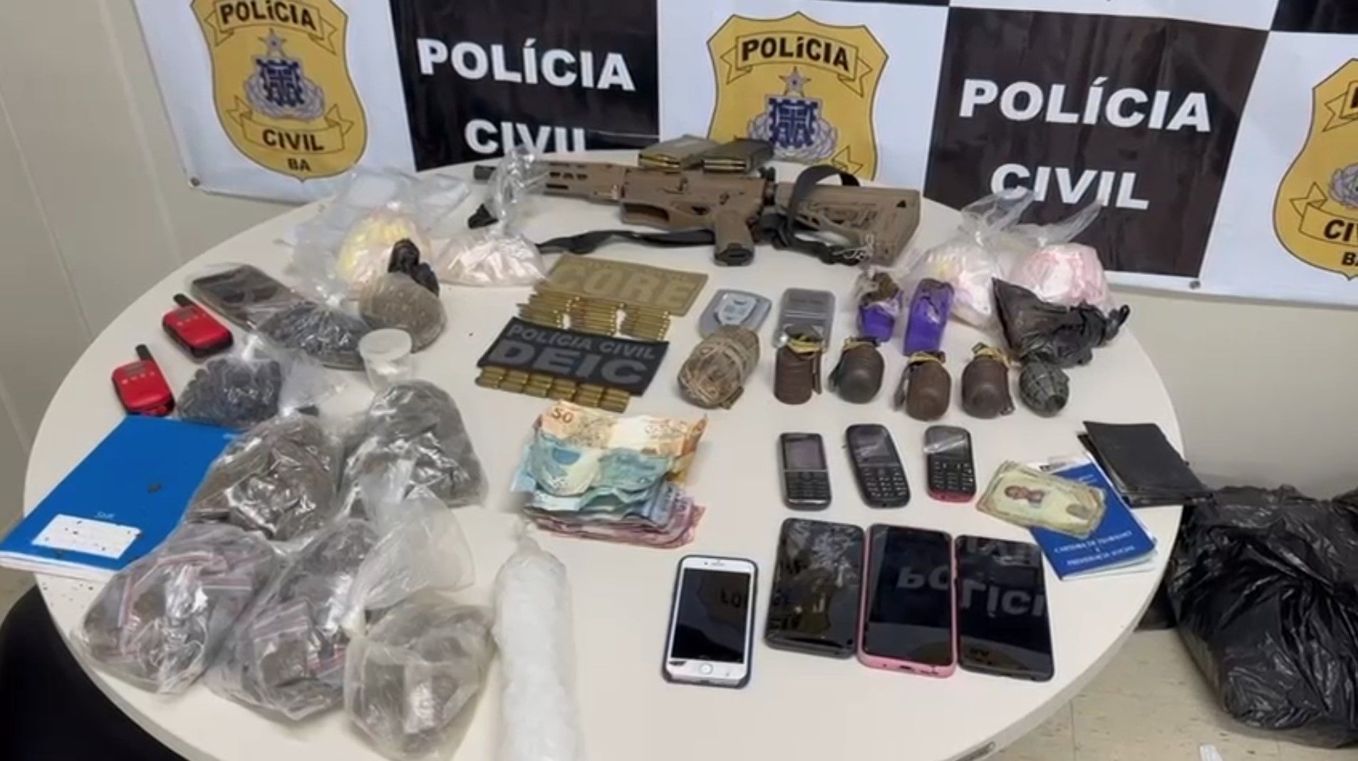 Polícia apreendeu armas, drogas, celulares e outros itens