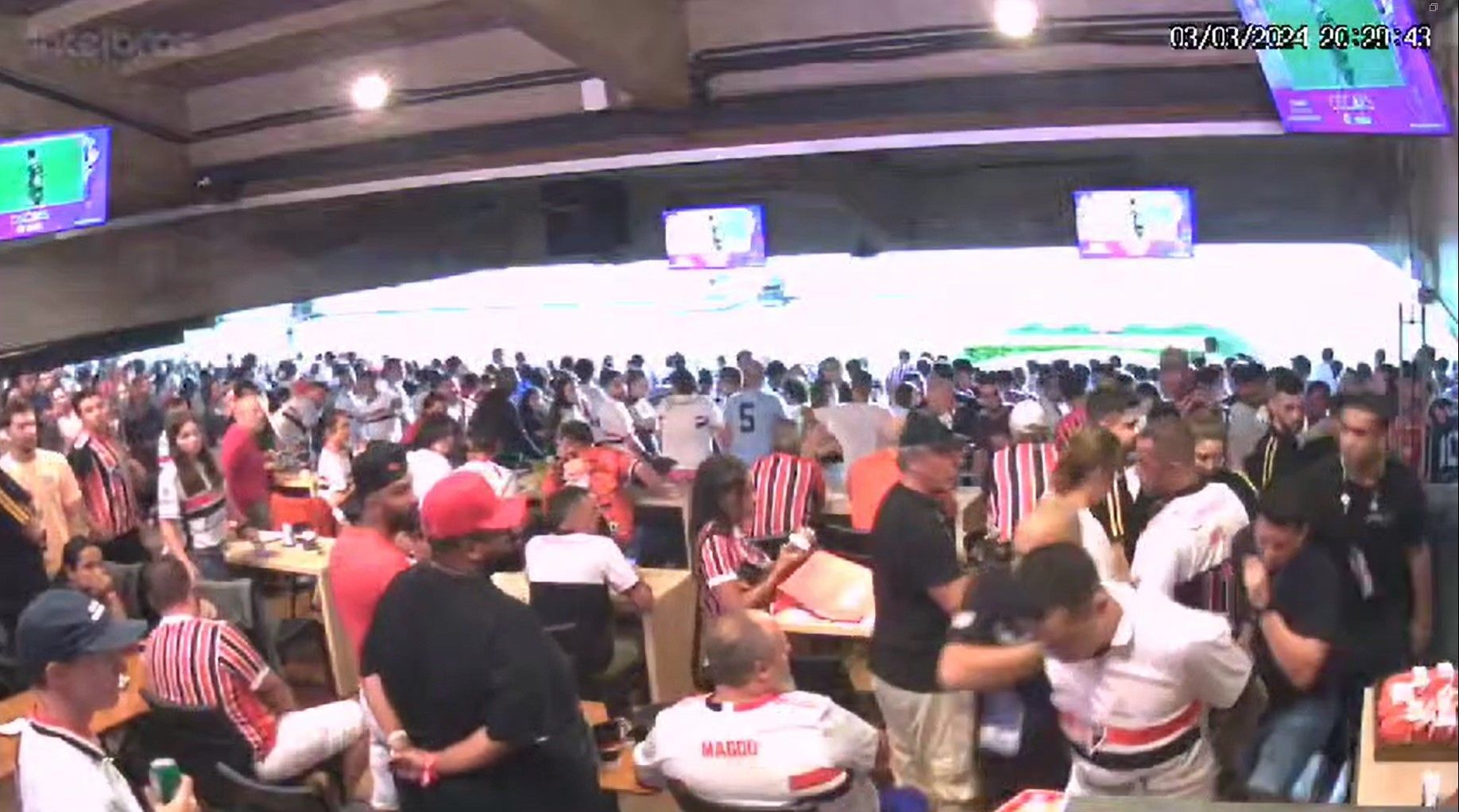 Momento da abordagem policial no estádio MorumBIS durante clássico