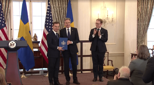 Entrega de documentos ao Departamento de Estado dos EUA