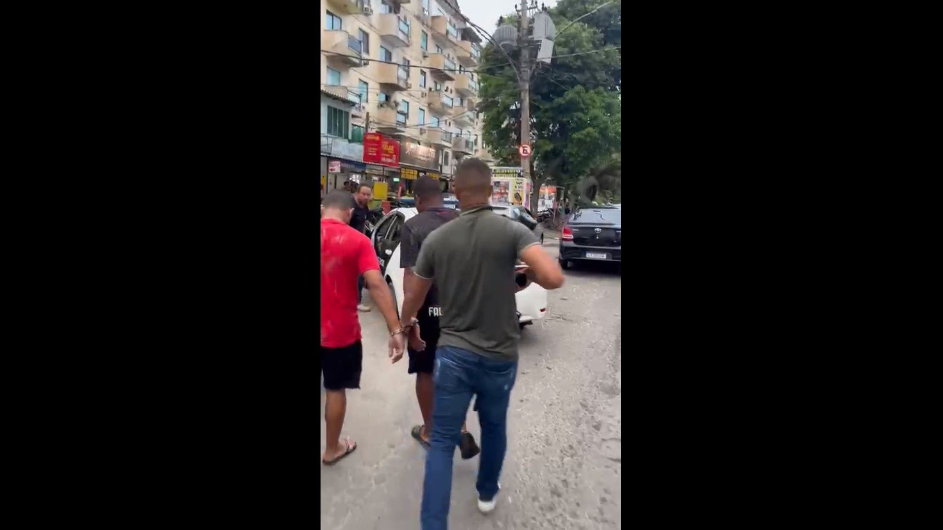 Momento em que os suspeitos são presos no Rio de Janeiro