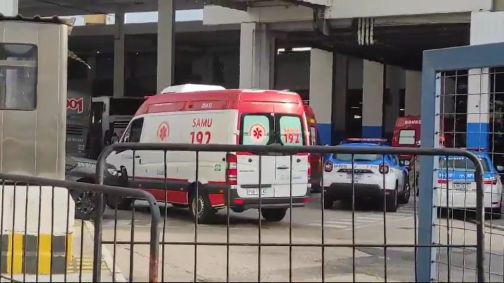 Ambulância do Samu chega à rodoviária do Rio de Janeiro durante ocorrência envolvendo reféns