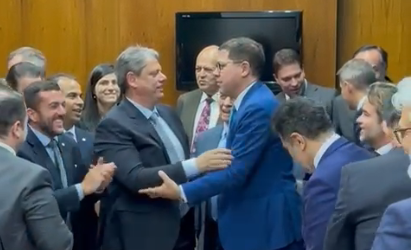 O governador de São Paulo, Tarcísio de Freitas (Republicanos), recebeu apelo de membros do PL para se filiar ao partido