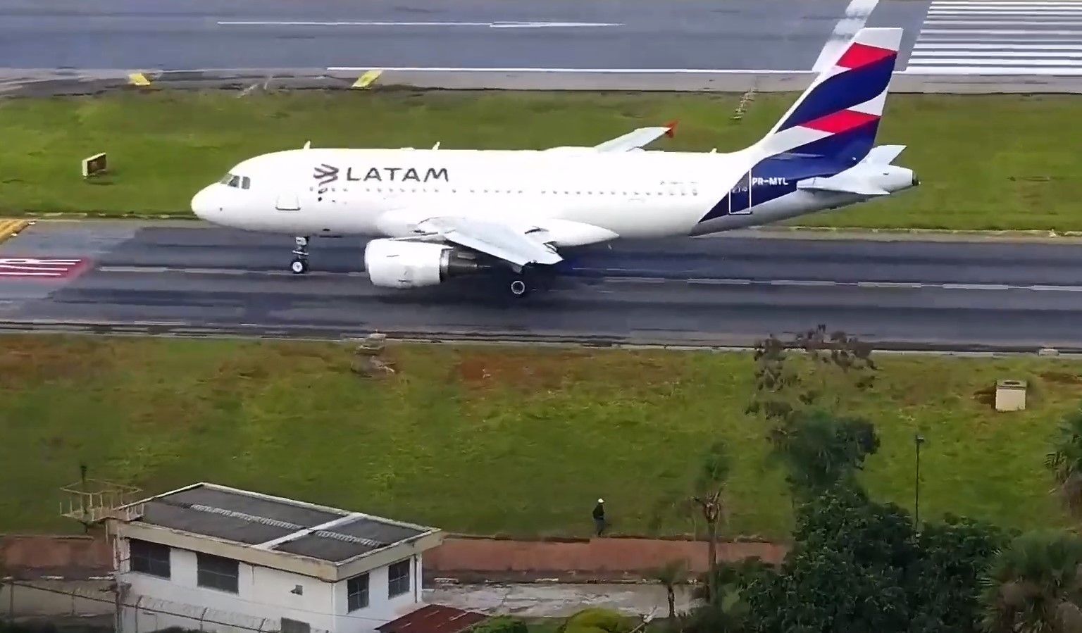 Invasor se aproximou de avião da Latam que aguardava para decolar em Congonhas