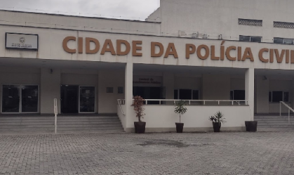 Homem é preso após atropelar e agredir ex-mulher no RJ