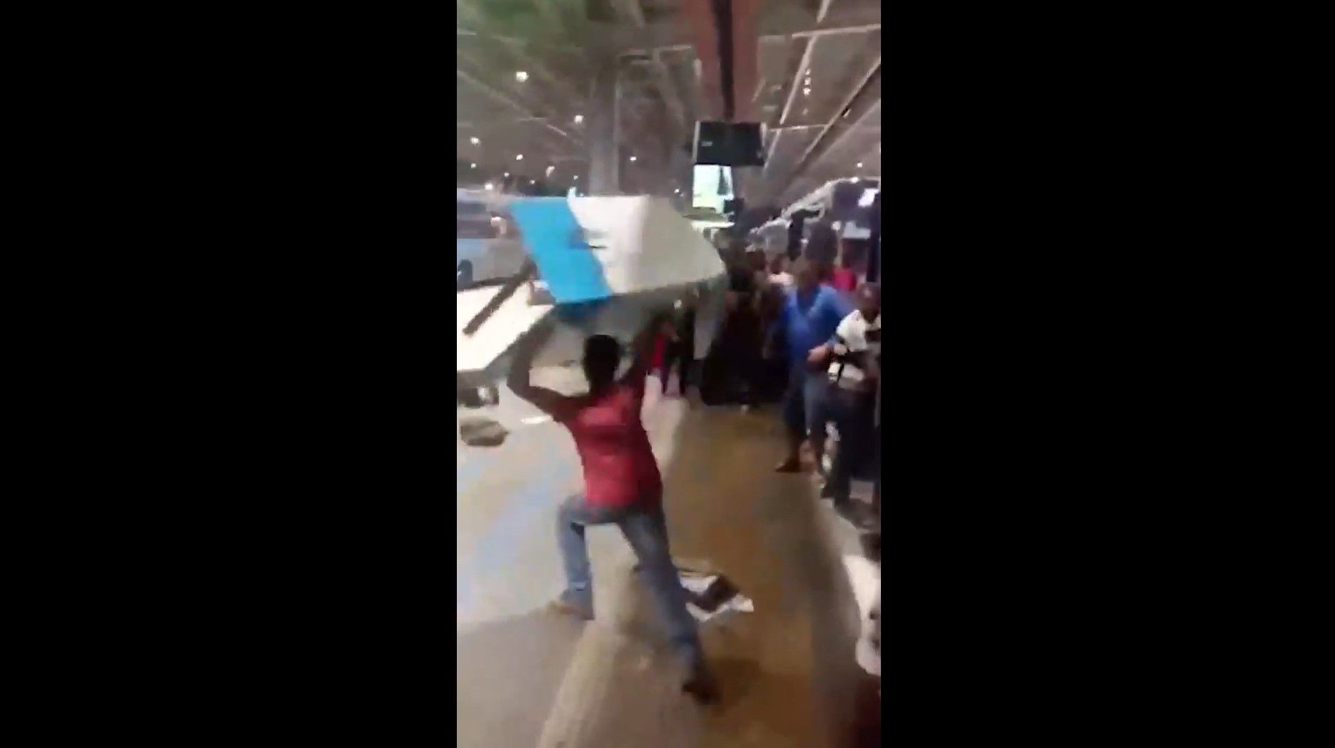 Segundo relatos, tempo de espera pelo ônibus passou de duas horas