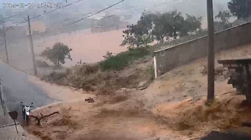 Câmera flagrou o momento em que o muro desabou na cidade de Esmeraldas (MG)