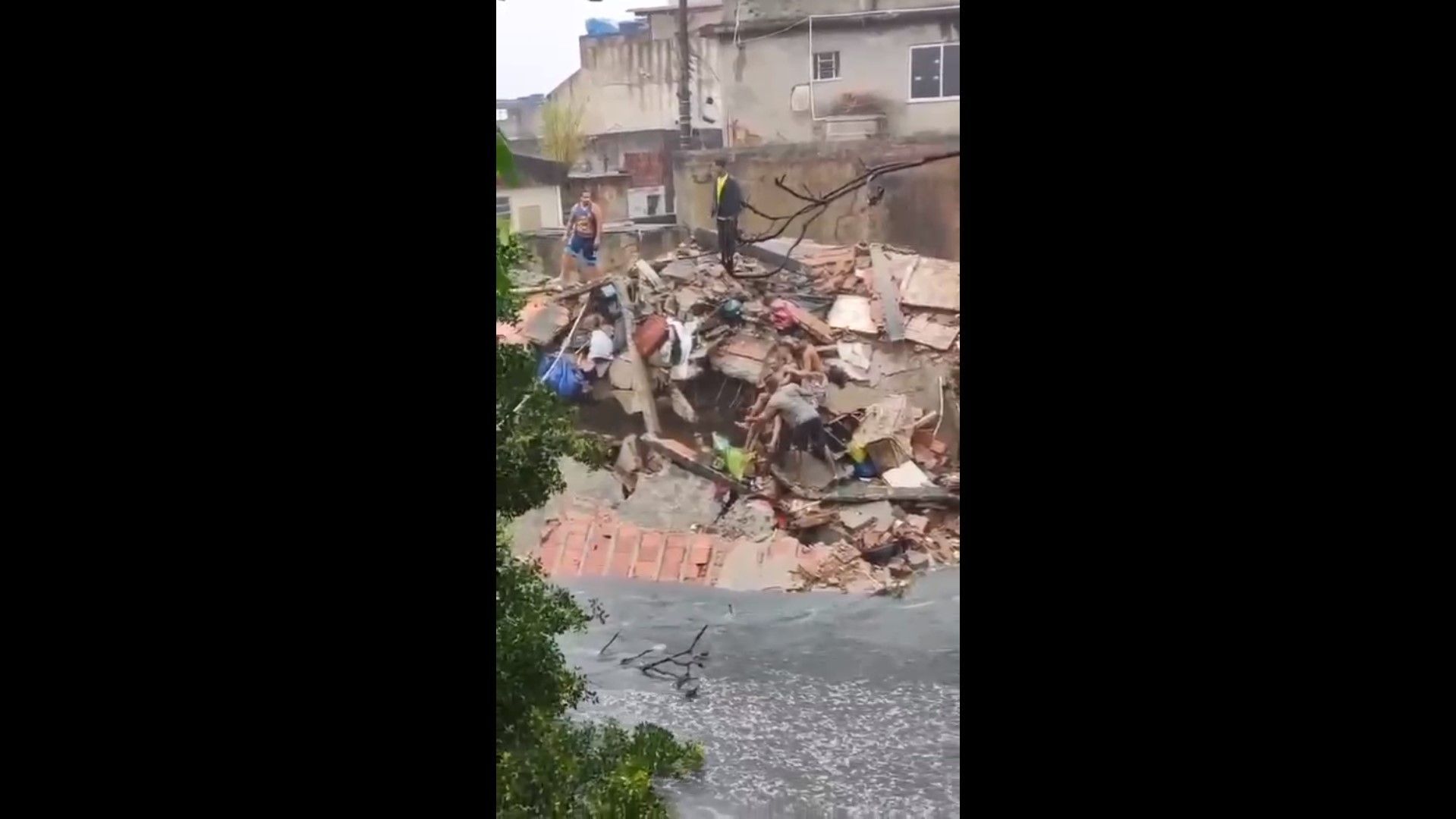 Homens tentam resgatar vítima de desabamento em Nilópolis, na Baixada Fluminense