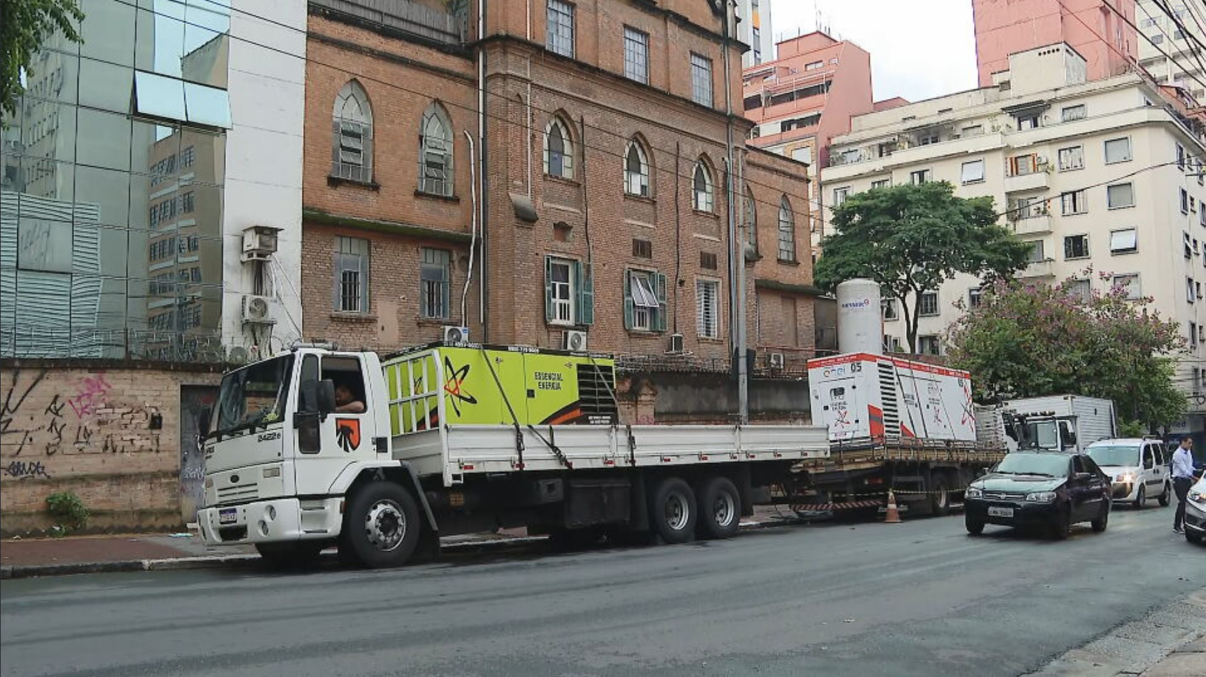 Funcionários da Enel trabalhando no restabelecimento de energia na região central de São Paulo