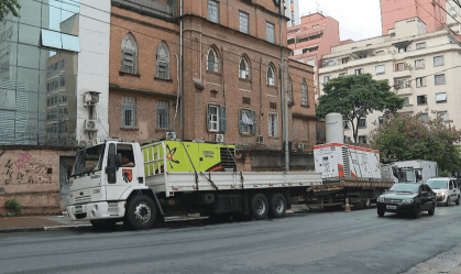Funcionários da Enel trabalhando no restabelecimento de energia na região central de São Paulo