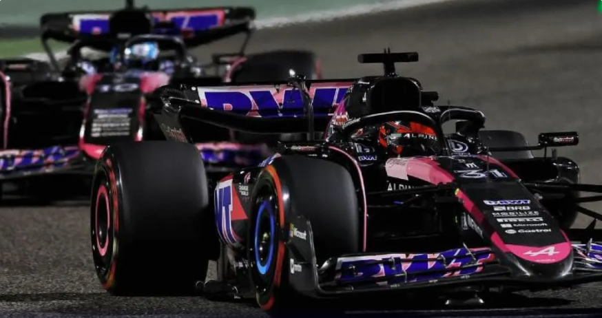 Carros da Alpine durante corrida do Bahrein, neste final de semana