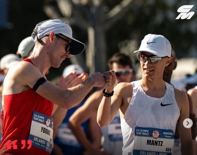 Conner Mantz e Clayton Young se cumprimentam após maratona de classificação para as Olimpíadas de Paris 2024 / Instagram @_clayton_young_
