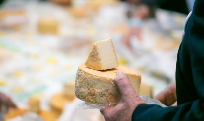 Comércio será obrigado a informar consumidores sobre substituição de produtos lácteos por similares; veja outras leis sancionadas em SP