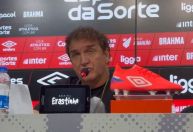 Cuca faz pronunciamento direcionado a mulheres em coletiva do Athletico; veja