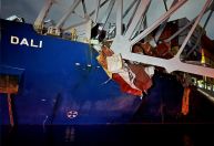 Seis desaparecidos são dados como mortos após navio bater em ponte nos EUA