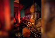Casa desaba após explosão de gás em Florianópolis (SC)