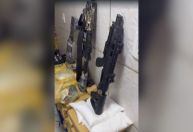 PM encontra armas e drogas em 