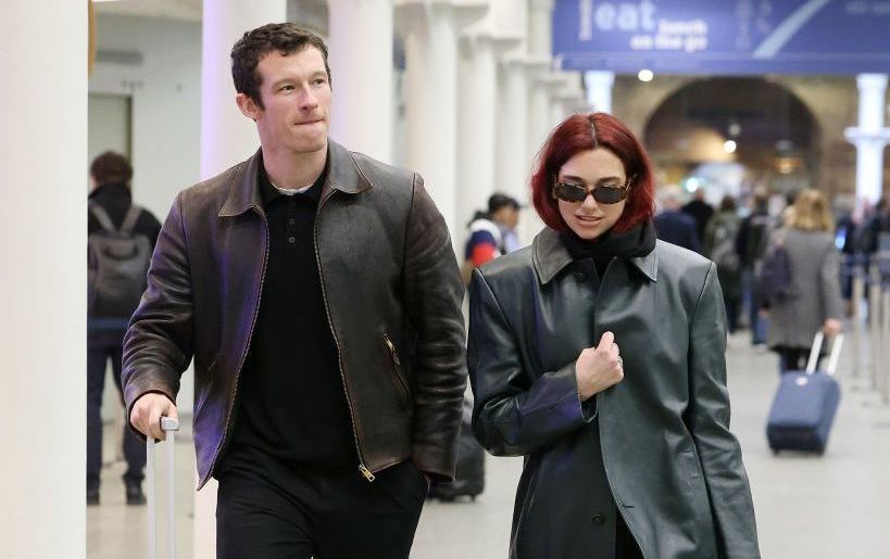 A cantora Dua Lipa e o ator Callum Turner usaram jaquetas de couro na Estação St Pancras de Londres no início desta semana, mas suas malas mostraram um lado mais extravagante da dupla.