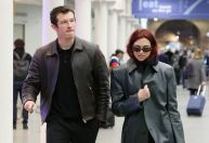 Dua Lipa e Callum Turner retomam tendência com acessório de viagem vintage