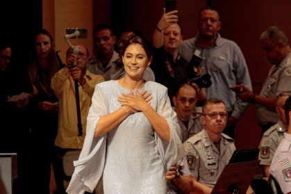 A ex-primeira-dama Michelle Bolsonaro, durante cerimônia que recebe o título de cidadã paulista, realizada no Theatro Municipal, na região central de São Paulo, na noite desta segunda-feira (25). A homenagem, proposta pelo vereador Rinaldi Digilio (União), é realizada no teatro, ocorre após uma batalha judicial que ainda promete desdobramentos. Inicialmente, o espaço seria cedido pela prefeitura à Câmara Municipal para a realização da sessão solene. Porém, o Tribunal de Justiça de São Paulo (TJ-SP) impediu o uso do espaço nessas condições porque entendeu que a homenagem acarretaria "grave risco de desvio de finalidade do bem público".