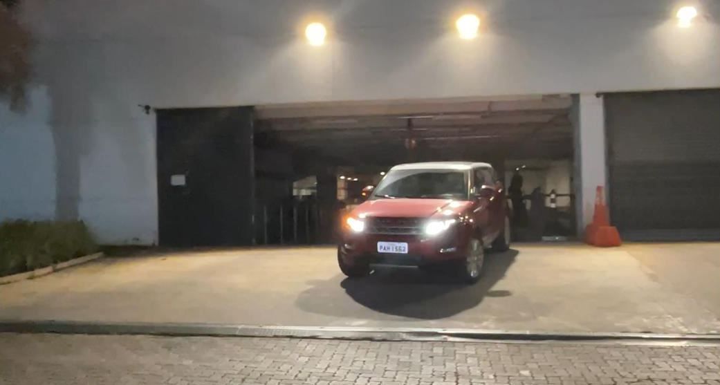 Mauro Cid deixou a sede da PF (Polícia Federal) em Brasília no início da madrugada desta terça-feira (12)