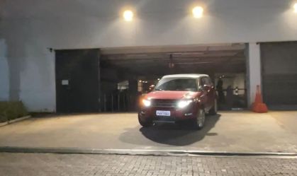 Mauro Cid deixou a sede da PF (Polícia Federal) em Brasília no início da madrugada desta terça-feira (12)