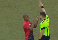 Vídeo: Jogador do Athletico-PR dá “chilique” com árbitro 