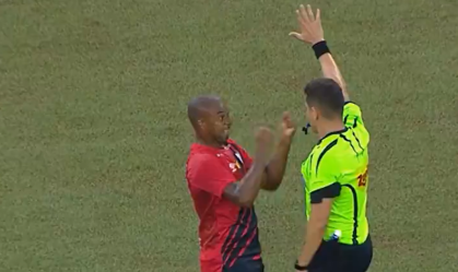 Vídeo: Jogador do Athletico-PR dá “chilique” com árbitro 