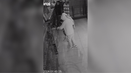 Imagens de câmeras de segurança mostram momento em que criminosos invadem joalheria em São Paulo.