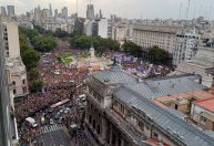 Em alerta por ameaças e retrocessos, feministas argentinas marcham contra políticas de Milei
