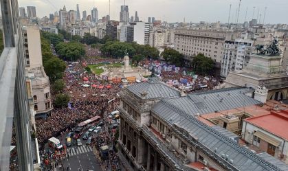 Em alerta por ameaças e retrocessos, feministas argentinas marcham contra políticas de Milei