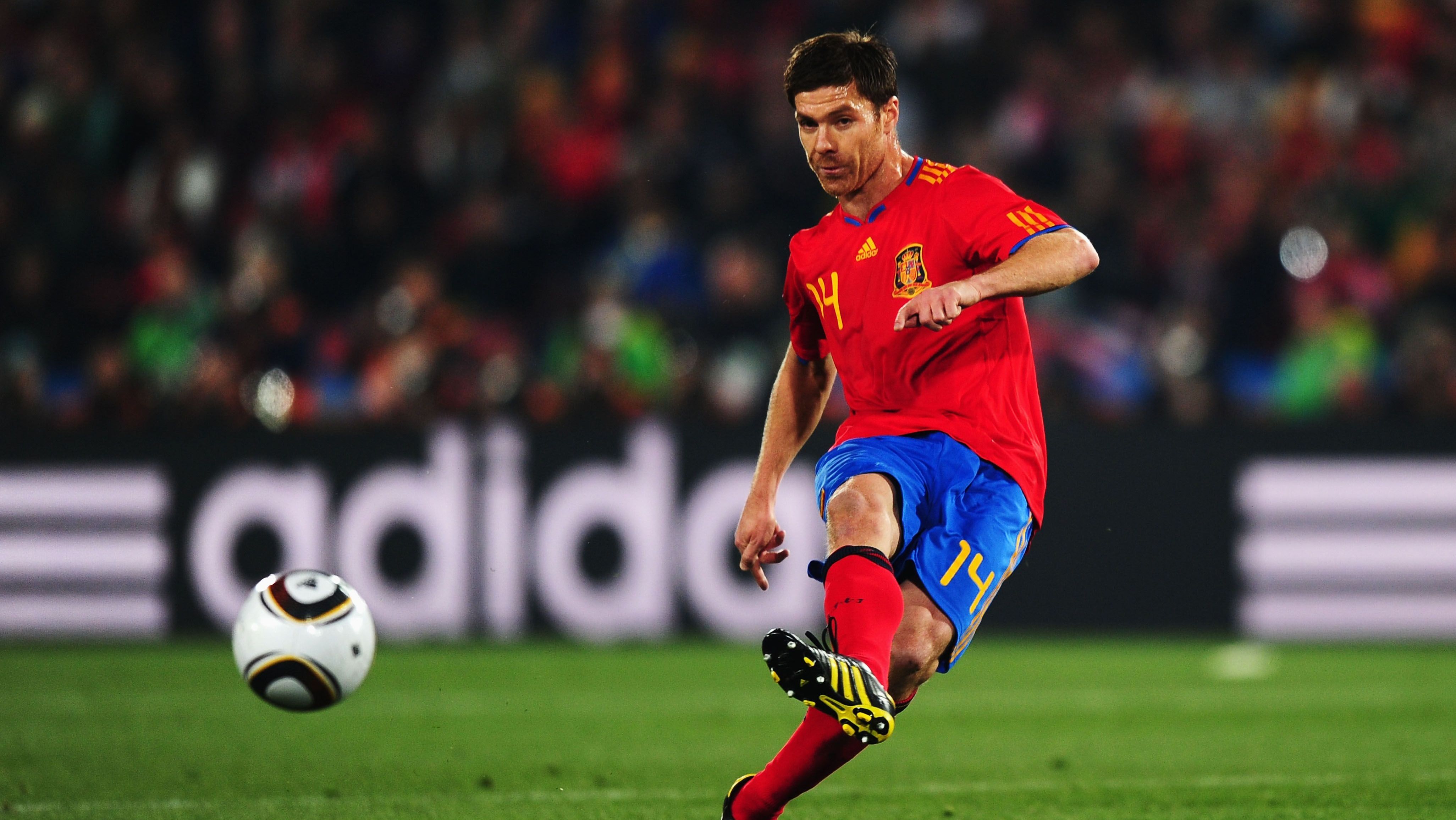 Xabi Alonso em ação pela Espanha na Copa do Mundo de 2010