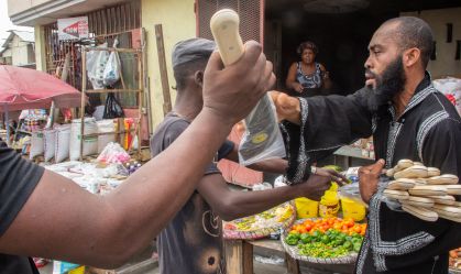 Milícias do Haiti se armam com facões e enfrentam gangues enquanto elites disputam o poder