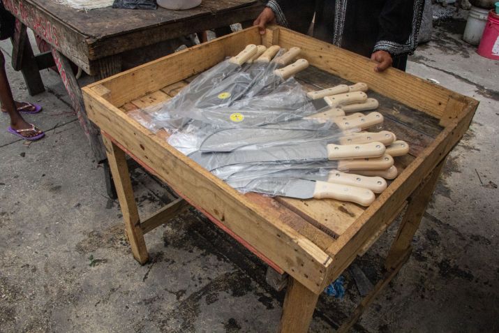 Facões distribuídos em comunidade de Porto Príncipe, no Haiti, para comunidade enfrentar gangues criminosas. / Guerinault Louis/Anadolu Agency via Getty Images