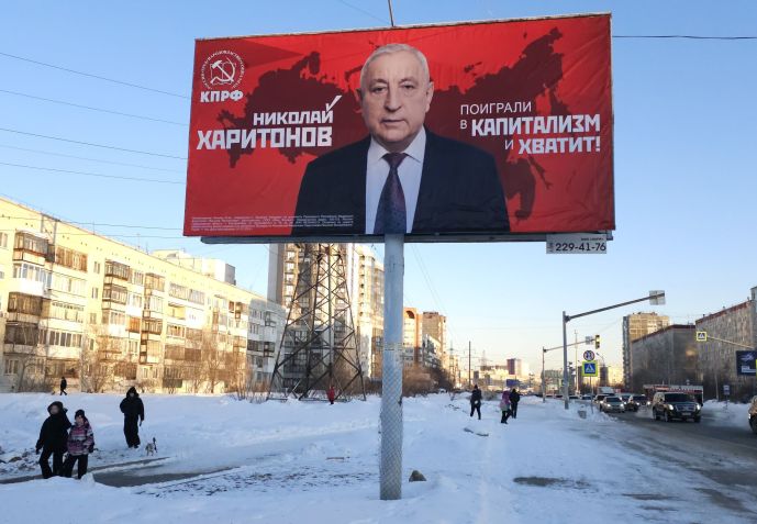 Propaganda do político russo Nikolay Kharitonov, candidato nas eleições presidenciais pelo Partido Comunista. Placa diz: "Já jogamos com o capitalismo e isso basta!". Foto em Yekatirinburg, Rússia, 15 de fevereiro de 2024. / Contributor/Getty Images