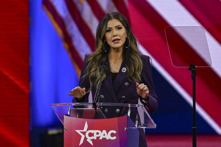 A governadora da Dakota do Sul, Kristi Noem, discursando durante o CPAC de 2024. / Celal Gunes/Anadolu via Getty Images