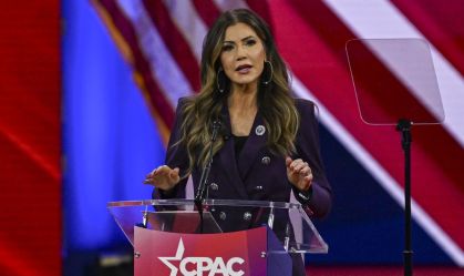 A governadora da Dakota do Sul, Kristi Noem, discursando durante o CPAC de 2024.