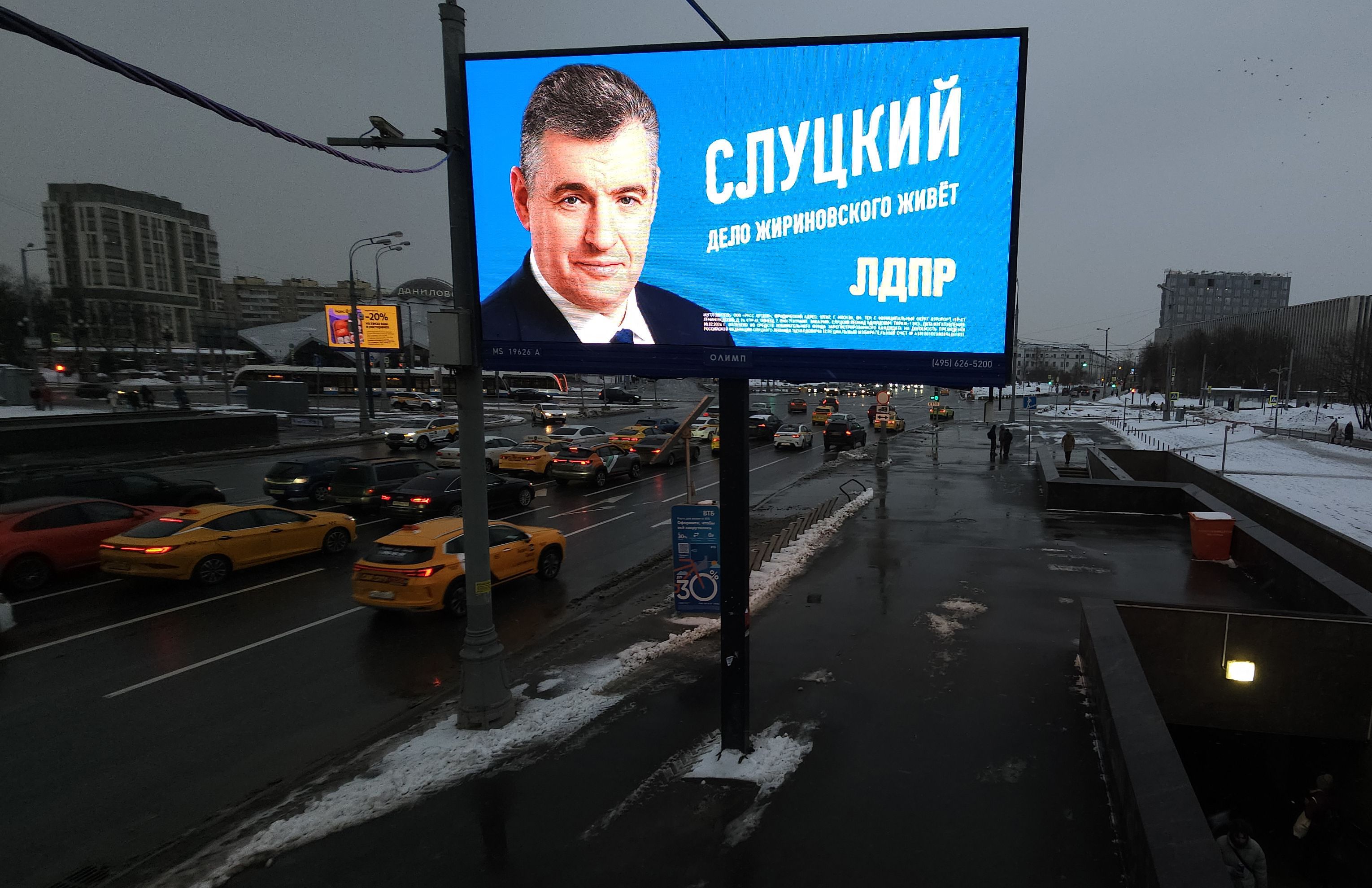 Outdoor mostra imagem do político russo Leonid Slutsky, que concorre nas eleições russas pelo Partido Liberal Democrata. Foto de 25 de fevereiro de 2024. / Contributor/Getty Images