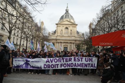 População se reúne para protestar em apoio à votação que deve incluir direito ao aborto na Constituição da França, na praça Sorbonne, em Paris, em 28 de fevereiro de 2024.