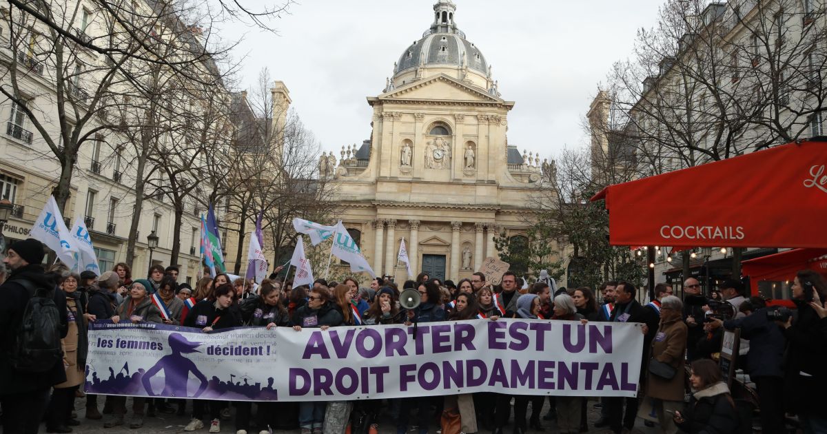 França é o primeiro país do mundo a incluir o aborto na Constituição ...
