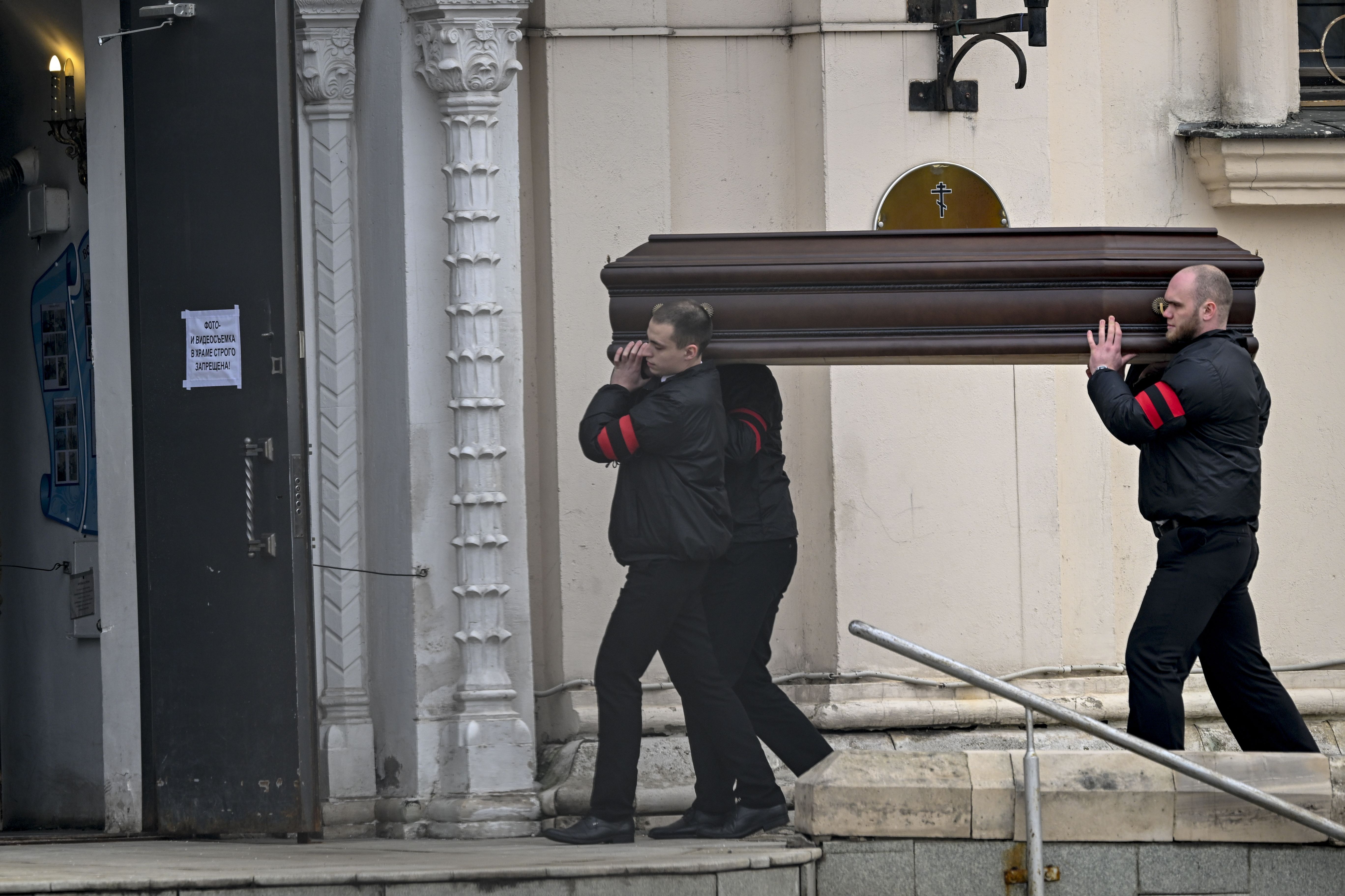 Autoridades carregam caixão de Alexei Navalny em seu funeral, em Moscou, em 1º de março de 2024.