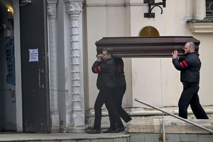 Autoridades carregam caixão de Alexei Navalny em seu funeral, em Moscou, em 1º de março de 2024.