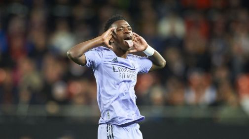 Vinicius Júnior comemora gol contra o Valencia no Mestalla