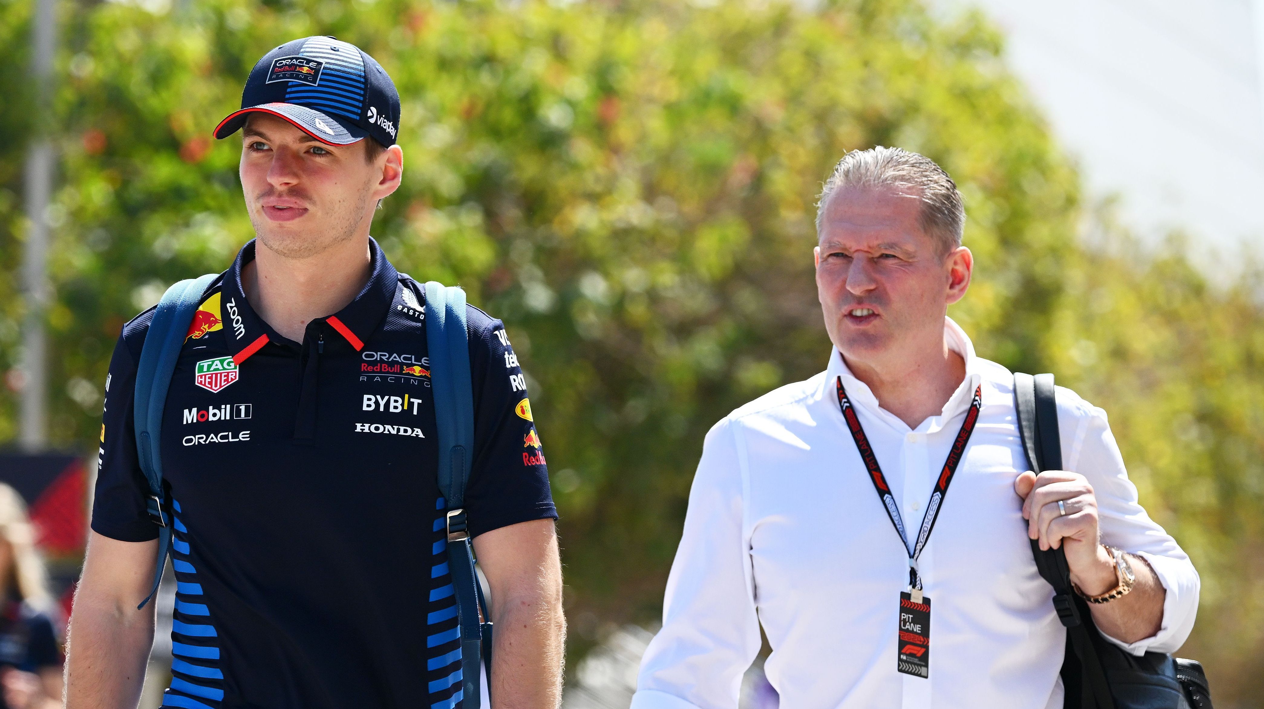 Max Verstappen, da Red Bull, conversa com o seu pai, Jos