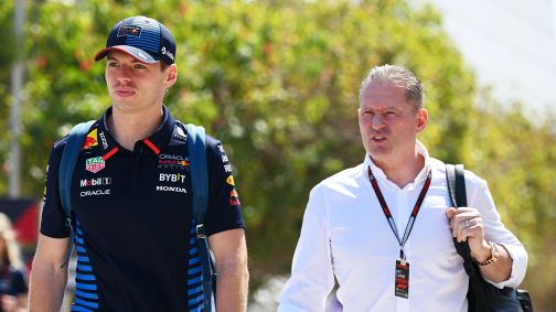 Max Verstappen, da Red Bull, conversa com o seu pai, Jos